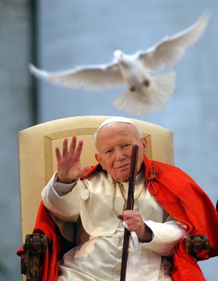 Uma pomba branca Ã© solta em honra aos apelos por paz aos jovens do mundo. Vaticano, 10/04/2003. Foto: Massimo Sambucetti/AP