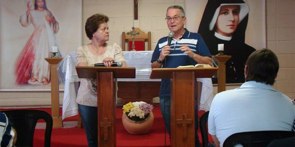 Ana Maria e Júlio Brebal durante pregação no Encontro para as Famílias