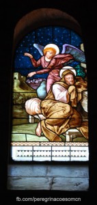 Na casa da Sagrada Família encontramos alguns vitrais para homenagear São José e este é um deles. Neste sonho o anjo diz a José para receber Maria, pois "o que nela foi concebido vem do Espírito Santo (Mt 1,20)" 