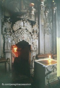 Interior do Santo Sepulcro, foto da primeira câmara. Este local é chamado de Capela do Anjo.
