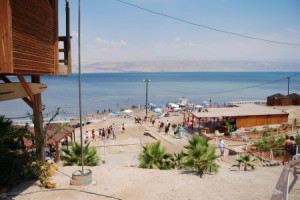 Fotos dos peregrinos e banhistas no Mar Morto