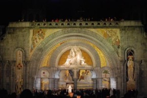 Imagem noturna da entrada da Basílica de Nossa Senhora do Rosário
