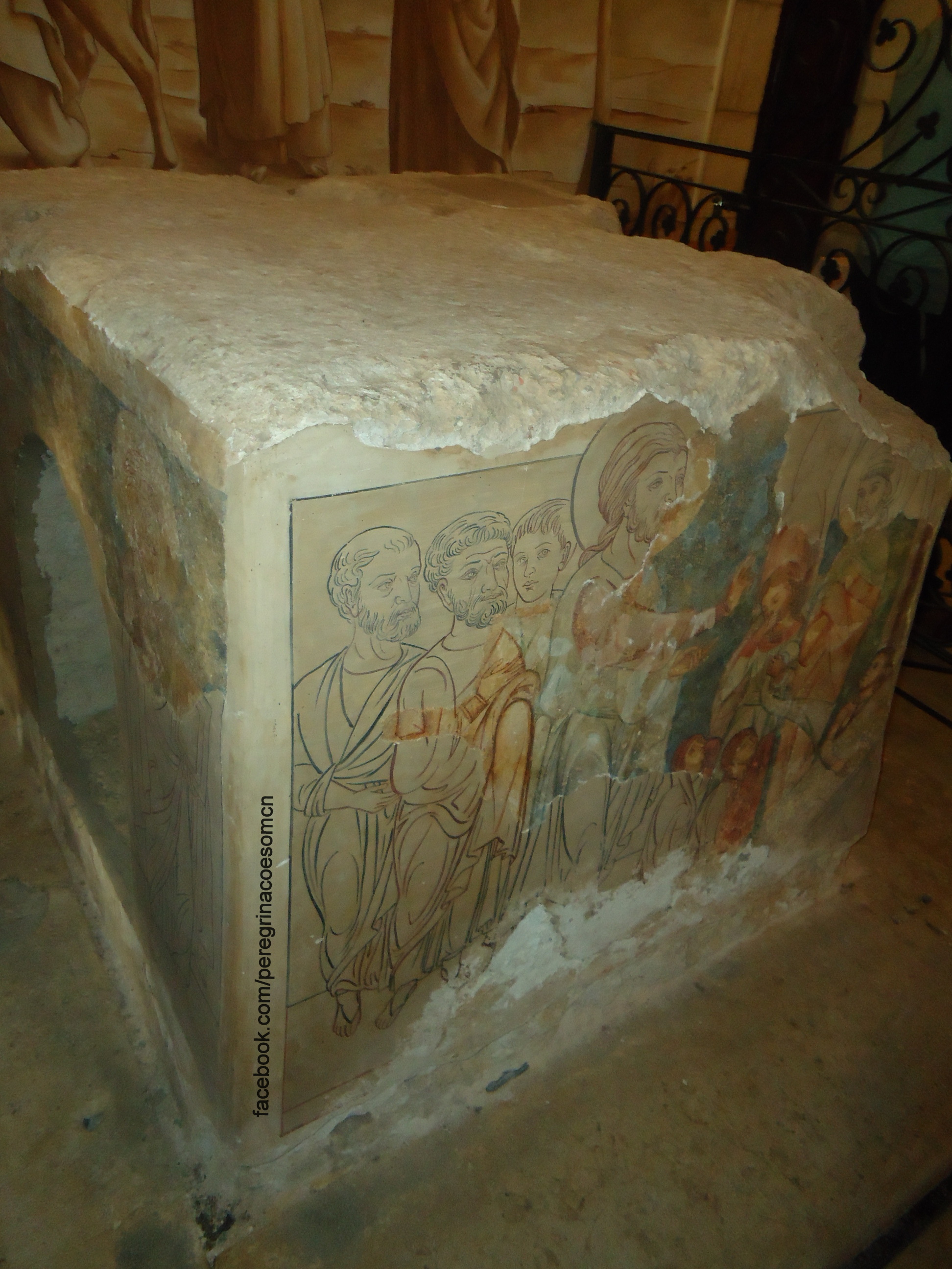 Pedra cúbica pintada no tempo dos Cruzados