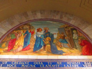 Jesus ressuscita Lázaro - Imagem do interior da Igreja