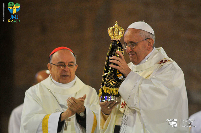 Papa Francisco com a imagem de Nossa Senhora Aparecida durante visita ao Brasil por ocasião da JMJ Rio 2013