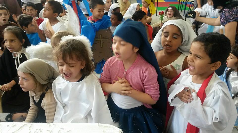Crianças vestidas de Santos(as) - Dia de todos os Santos - Instituto Canção Nova. Arquivo pessoal