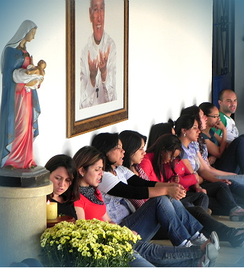 Oração do Terço por jovens que fizeram retiro na Casa de Maria
