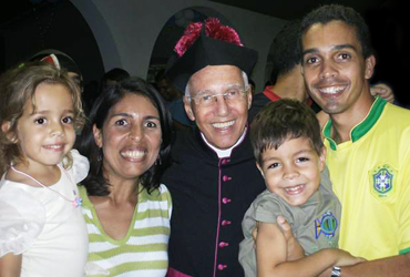 Alexandre Oliveira e família com monsenhor Jonas