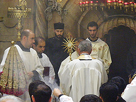 Benção com o Sant�ssimo diante da entrada para o Sepulcro de Jesus