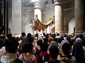 Procissão ao redor do Sepulcro de Jesus