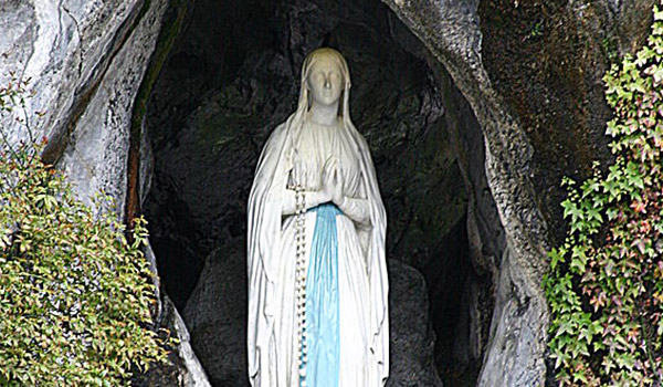 Nossa Senhora de Lourdes nos transmite uma mensagem significativa, especialmente para esta Quaresma.