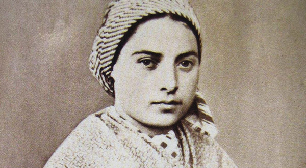 Conheça a impressionante história de Santa Bernadette, a vidente das aparições de Nossa Senhora em Lourdes.