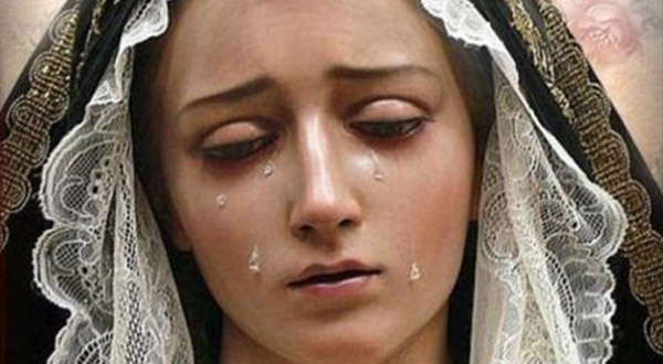 A Virgem Maria chorou na paixão e morte de seu Filho Jesus Cristo e chora pela morte de cada um de seus filhos.