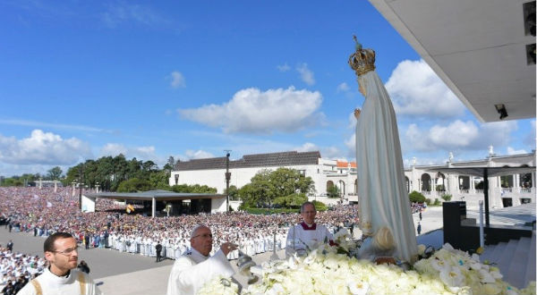 Papa Francisco nos ensina que, em Fátima, a Virgem Maria se apresenta como Mãe, que nos protege sob seu manto de Luz.