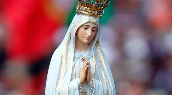Saiba como o consagrado a Virgem Maria faz a oração inicial do Santo Terço.