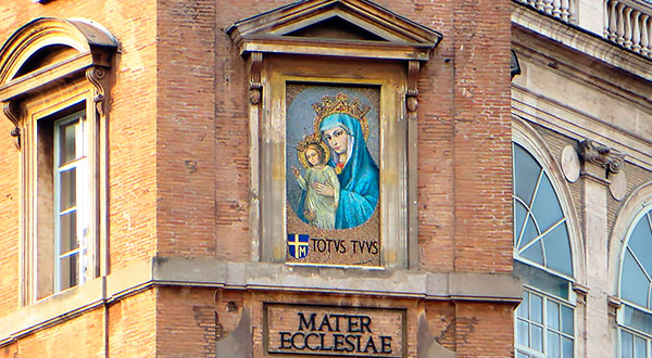 A imagem da “Mater Ecclesiae” na Praça de São Pedro foi querida pelo Papa João Paulo II como sinal de agradecimento a Virgem Maria.