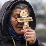 Fiel ucraniana com o crucifixo na Praça da independência, em Kiev. (AFP or licensors).