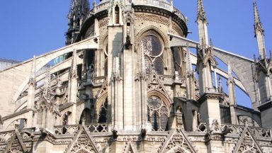 Por que há demônios esculpidos nas catedrais de Notre Dame e Sevilha?