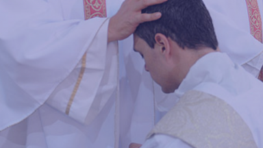 Qual oração o padre faz sobre a cabeça do diácono antes da leitura do Evangelho?