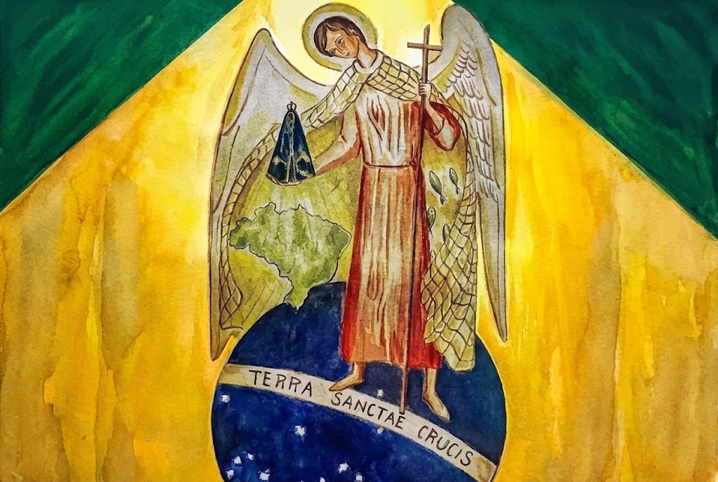 Pintura em aquarela com traços marcantes e estilo sacro popular. No centro, o Anjo Protetor do Brasil é retratado em pé, de túnica avermelhada e auréola dourada. Com a mão direita, ele sustenta uma imagem escura de Nossa Senhora Aparecida com manto azul bordado em detalhes dourados; com a mão esquerda, segura um cajado encimado por uma cruz latina e uma rede de pesca aberta que traz três pequenos peixes.O anjo tem grandes asas brancas estendidas e está posicionado sobre uma esfera azul escura salpicada de estrelas brancas, evocando o céu da bandeira nacional. Uma faixa branca cruza a esfera com a inscrição em latim "TERRA SANCTAE CRUCIS" (Terra de Santa Cruz). Logo acima do globo, ao fundo das asas, destaca-se o mapa do contorno geográfico do Brasil em tom verde-claro. O fundo da composição forma os ângulos de um losango amarelo sobre cantos superiores verdes, completando a simbologia das cores da bandeira brasileira.