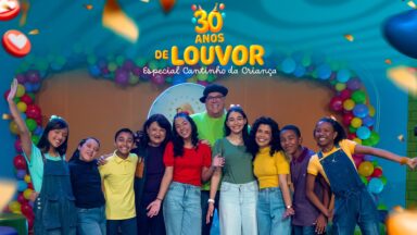 Louvar e brincar