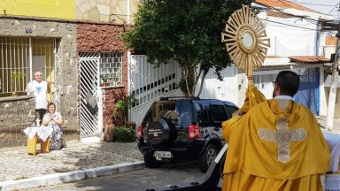 Com igrejas fechadas, padre leva Santíssimo às ruas de São Paulo (SP)