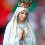 Como o consagrado a Maria faz a oração inicial do Terço?