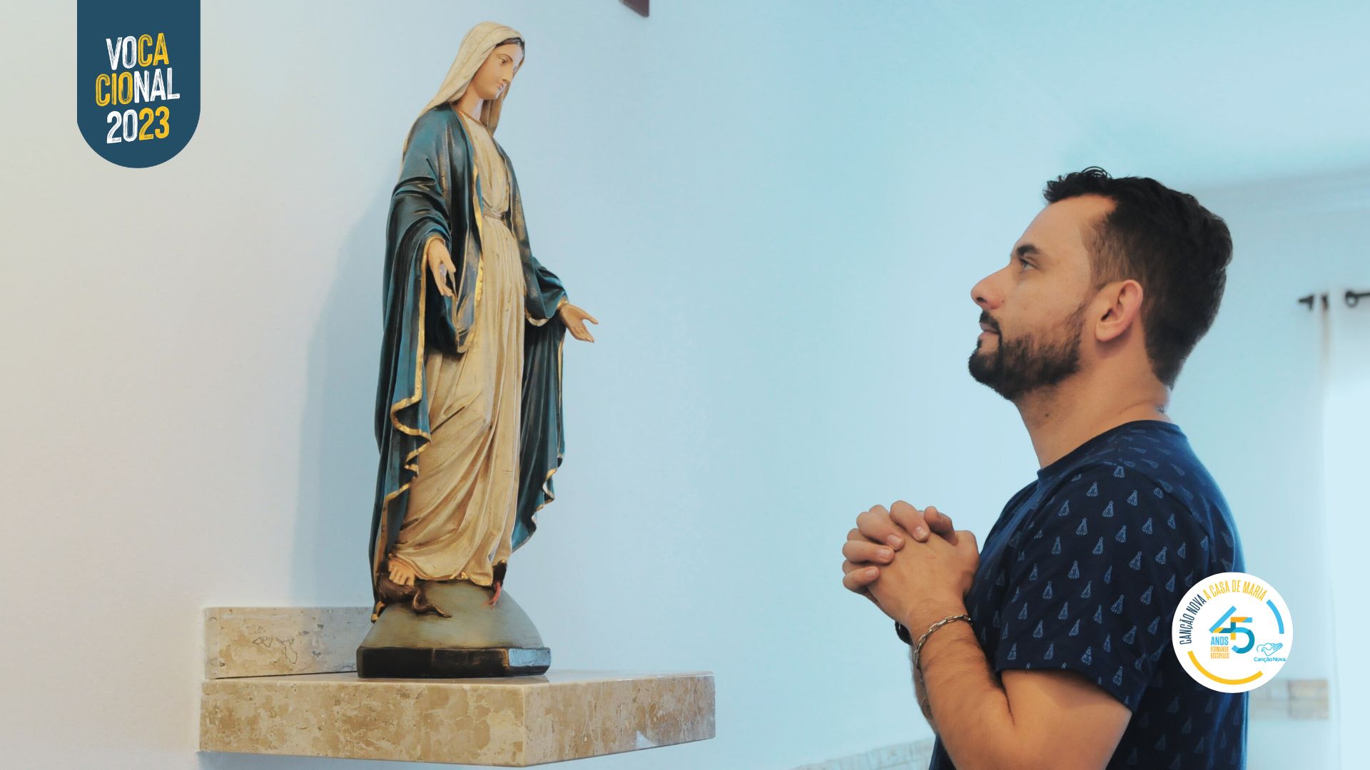 Jovem rezando à Nossa Senhora