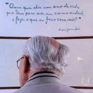 Padre Jonas Abib, na Sala do Chamado, olhando a palavra do desafio