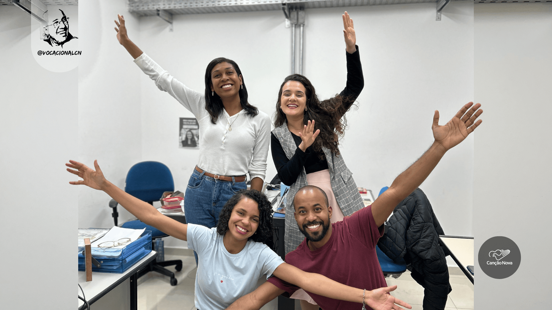 Equipe do Vocacional Canção Nova reunida na sala do setor, dedicada ao acompanhamento de jovens no discernimento vocacional, em ambiente acolhedor e missionário.