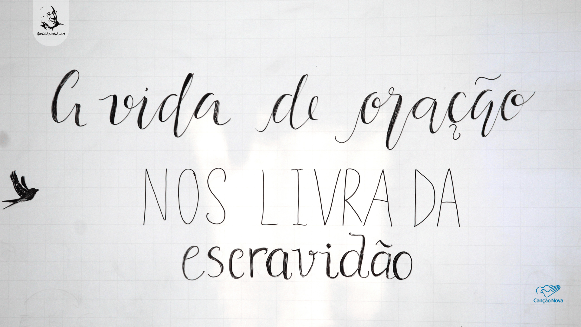 Caligrafia artística em fundo branco quadriculado com a frase "A vida de oração nos livra da escravidão", escrita em preto com a palavra "escravidão" em destaque. Há um pequeno desenho de um pássaro voando à esquerda. A imagem é uma reflexão sobre a libertação da fuga ativa através da espiritualidade. Caligrafia "A vida de oração nos livra da escravidão" em fundo quadriculado branco, com um pássaro voando à esquerda e logos no canto. A frase sugere que a oração é o antídoto para a fuga ativa, trazendo liberdade e um encontro verdadeiro.