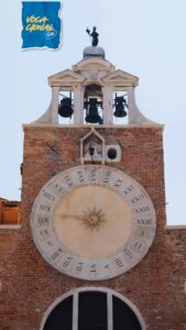 Torre de uma Igreja com um relógio antigo em Veneza